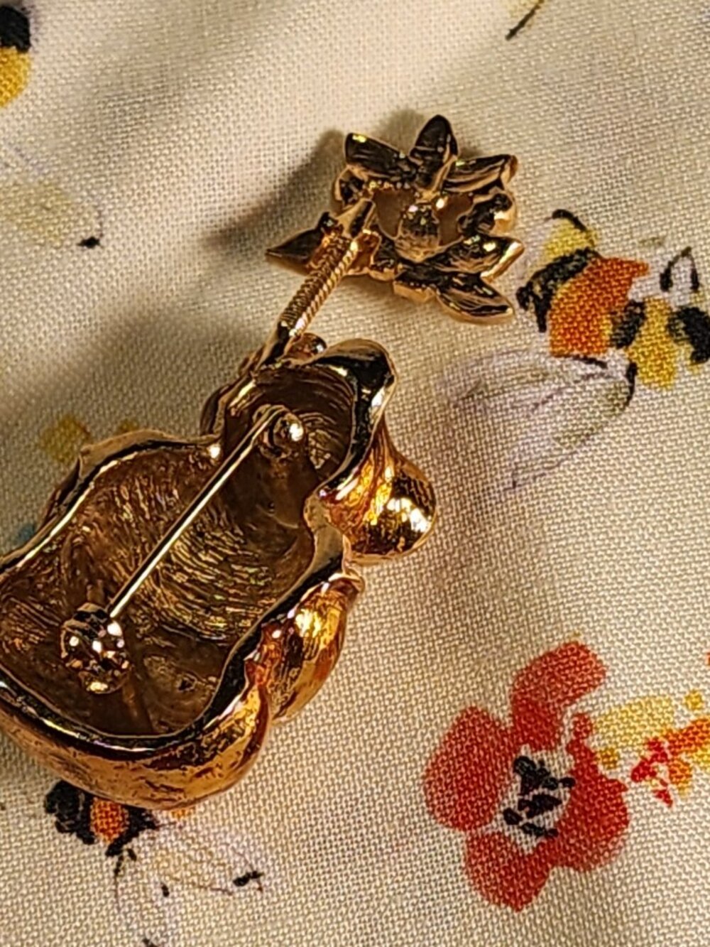 VINTAGE Honey-Loving Bear Gold-Tone Brooch With Rhinestones & Bees On a Spring - Picture 3 of 9